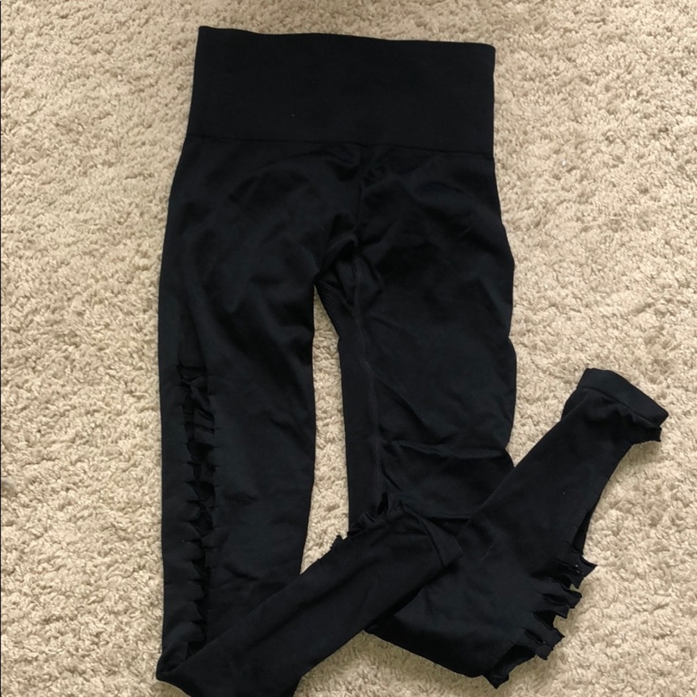 Side cut athletic leggings